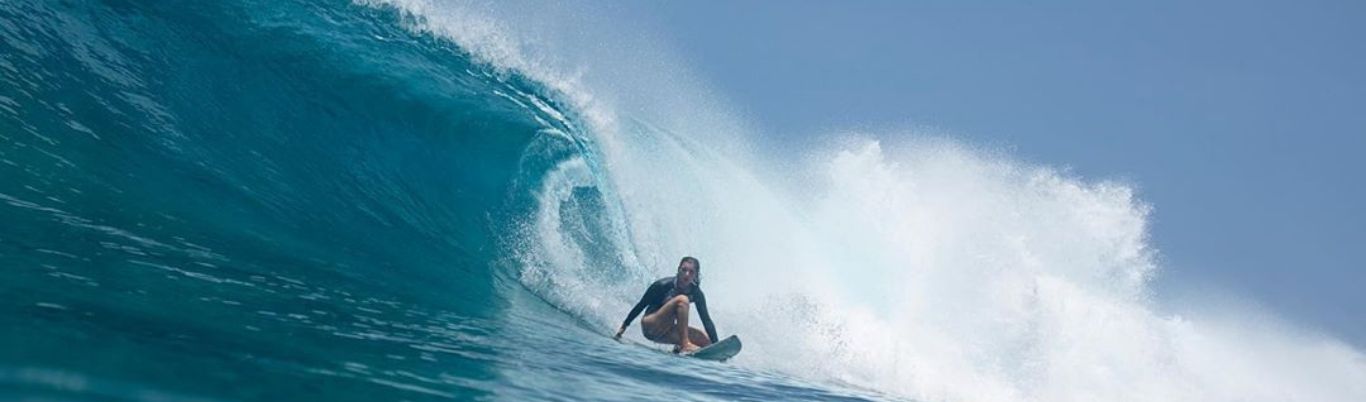 Maya Gabeira surfeando en Maldivas